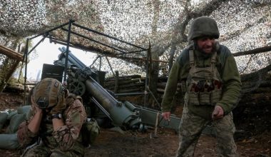 Βίντεο: Η στιγμή που Ρώσοι στρατιώτες αντιλαμβάνονται ουκρανικό drone και διασκορπίζονται για να σωθούν
