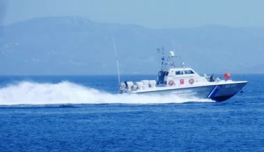 Καμένα Βούρλα: Bυθίστηκε σκάφος με πολωνική σημαία – Σώοι οι τρεις επιβαίνοντες