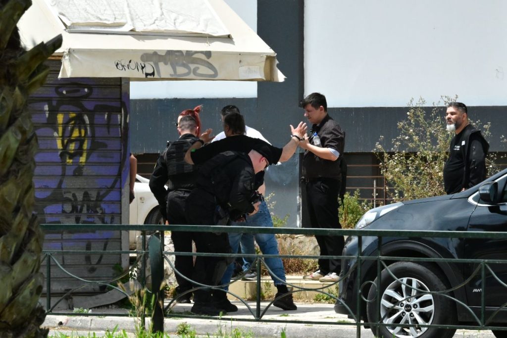 «Θα σας σκοτώσω όλους»: Τι είπε ο 58χρονος πριν πυροβολήσει στο λαιμό την 43χρονη στις Τζιτζιφιές