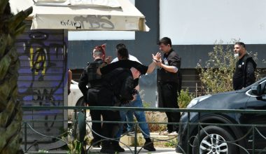 «Θα σας σκοτώσω όλους»: Τι είπε ο 58χρονος πριν πυροβολήσει στο λαιμό την 43χρονη στις Τζιτζιφιές