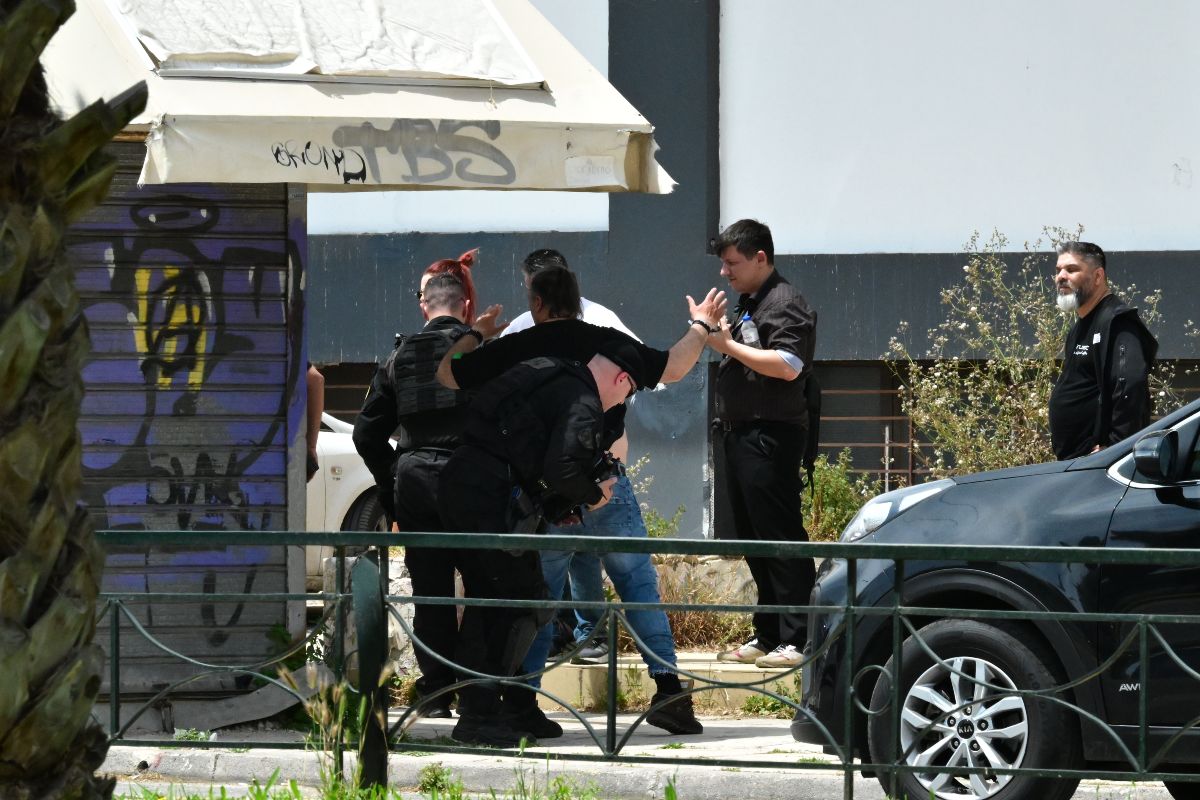 «Θα σας σκοτώσω όλους»: Τι είπε ο 58χρονος πριν πυροβολήσει στο λαιμό την 43χρονη στις Τζιτζιφιές