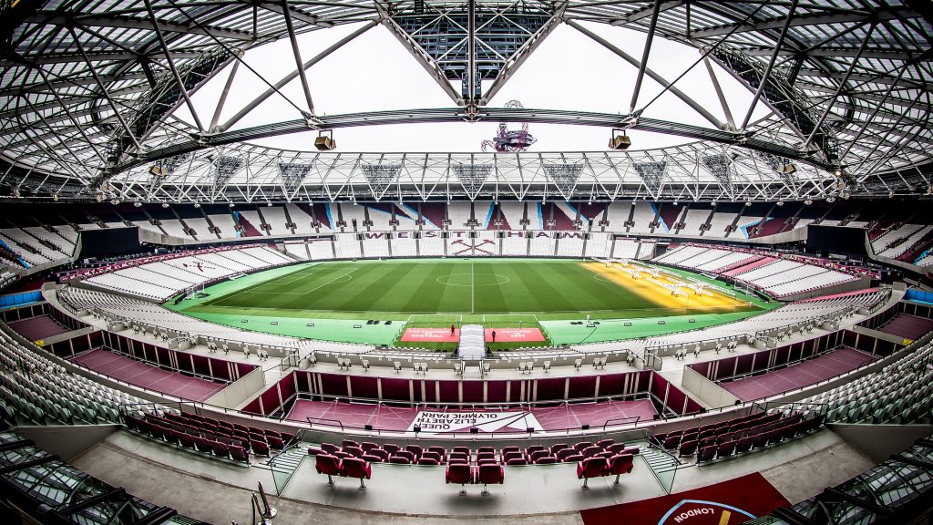 Σοβαρό επεισόδιο στο London Stadium: Η στιγμή που οπαδός της Άρσεναλ πέφτει από σκάλα μετά από επίθεση που δέχθηκε!