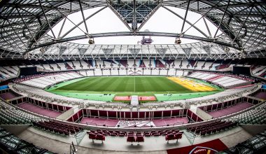 Σοβαρό επεισόδιο στο London Stadium: Η στιγμή που οπαδός της Άρσεναλ πέφτει από σκάλα μετά από επίθεση που δέχθηκε!