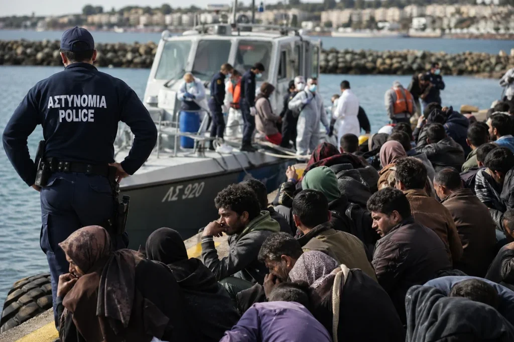 Ηράκλειο Κρήτης: Πρωινή άφιξη παράνομων αλλοδαπών στο λιμάνι των Καλών Λιμένων