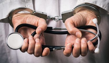 Θεσσαλονίκη: Φυλάκιση 12 ετών στον γιατρό που εξαπατούσε καρκινοπαθείς με φάρμακα που θα έφερνε από το εξωτερικό