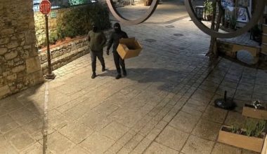 Δείτε βίντεο: Διαρρήκτες στη Χαλκιδική ξάφρισαν αντικείμενα αξίας 20.000 ευρώ από κατάστημα οπτικών