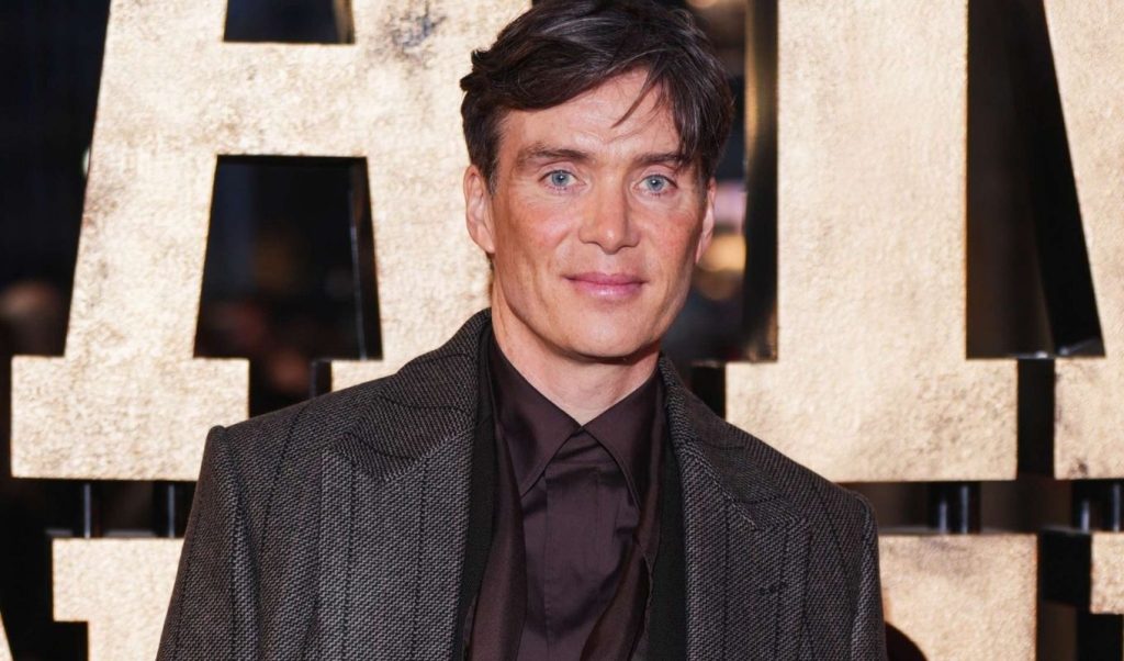 Ξανά στην Ελλάδα ο μοναδικός Peaky Blinder… Κίλιαν Μέρφι – O φακός τον «τσάκωσε» στο αεροδρόμιο