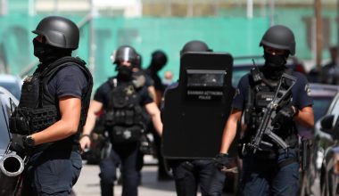 Δείτε βίντεο: Έφοδος των ΟΠΚΕ σε «στέκι» ναρκωτικών στα Εξάρχεια