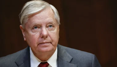 Εξοργίστηκε ο  Λίντσεϊ Γκράχαμ   όταν έμαθε ότι το Πακιστάν δέχθηκε μαχητικά του Ιράν: «Δεν τους εμπιστεύομαι»