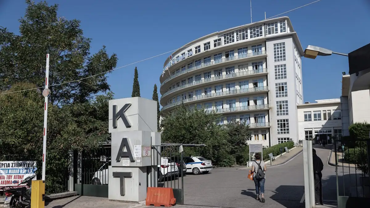 Στο ΚΑΤ μεταφέρεται η 17χρονη που έπεσε από ταράτσα στην Ηλιούπολη: «Εξαιρετικά κρίσιμη η κατάστασή της»
