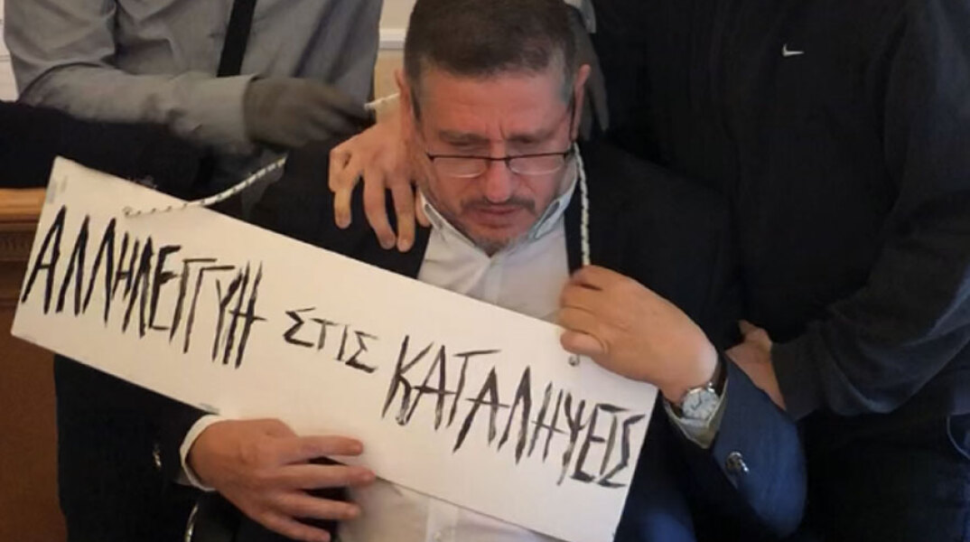 Αθωώθηκαν οι τρεις κατηγορούμενοι για το περιστατικό επίθεσης με την ταμπέλα στον πρύτανη της ΑΣΟΕΕ