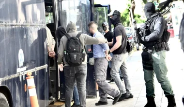Κάτω Τιθορέα: Δίωξη για πέντε κακουργήματα στους συλληφθέντες για την ληστεία σε τράπεζα