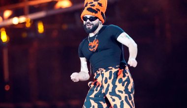 Eurovision: Ο διερμηνέας που έκλεψε τις εντυπώσεις την ώρα που ο Akylas τραγουδούσε το «Ferto» (βίντεο)