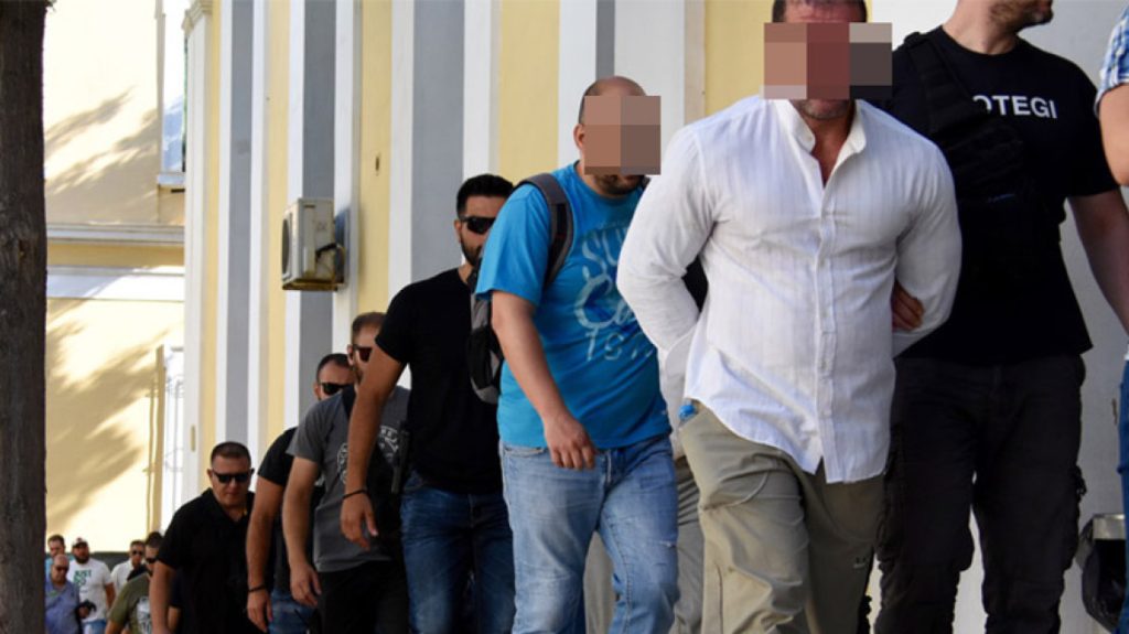 Μπράβοι εισέβαλαν στο σπίτι οικογένειας και τους ανάγκασαν να το εγκαταλείψουν