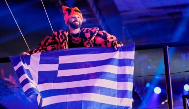 ΒΒC: «Εκπληκτική η εμφάνιση του Ακύλα – Τραγουδάει κομματάρα»