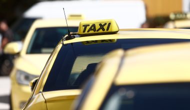 Συνελήφθη οδηγός ταξί που είχε διπλή ταρίφα στο ταξίμετρο μέρα μεσημέρι