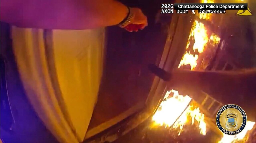 Αστυνομικός στο Τενεσί αψήφησε τους κινδύνους: Μπήκε στο φλεγόμενο σπίτι & έσωσε μητέρα με τα 2 παιδιά της (βίντεο)