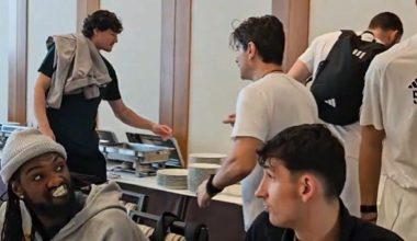 Απτόητος ο Δ.Γιαννακόπουλος: Στο ξενοδοχείο του ΠΑΟ στην Βαλένθια για να εμψυχώσει τους παίκτες (βίντεο)