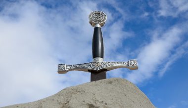 Νορβηγία: Άνδρας ανακάλυψε τυχαία χρυσό σπαθί 1.500 ετών κάτω από δέντρο σε δάσος