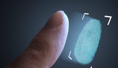 Ειδικοί ασφαλείας προειδοποιούν: Να πώς μπορούν να σας κλέψουν τα δακτυλικά αποτυπώματα από μια φωτογραφία