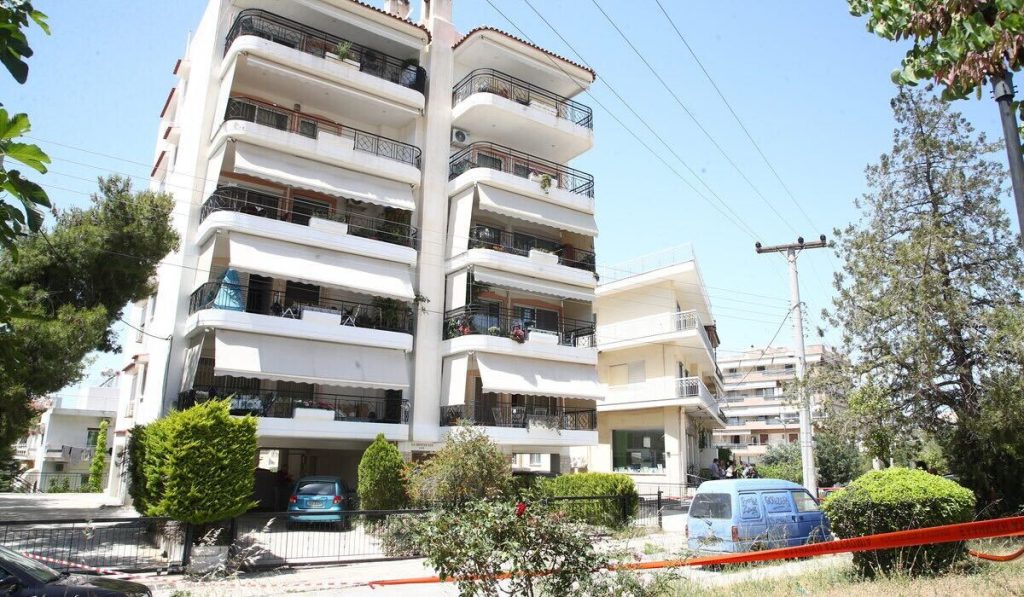 «Έφυγε» και η δεύτερη 17χρονη που έπεσε από την ταράτσα της πολυκατοικίας στην Ηλιούπολη (upd)
