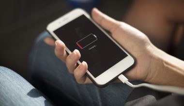 Καθηγητής Φυσικής απαντά: Είναι φυσιολογικό ο φορτιστής του τηλεφώνου να θερμαίνεται υπερβολικά;