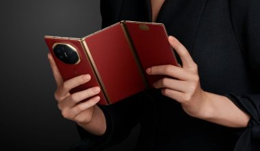 Τζεν-Σουν Χουάνγκ: Ο  CEO της NVIDIA  πήρε στα χέρια του το νέο κινητό της Huawei και έμεινε άναυδος