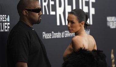 Η νέα τολμηρή δημόσια εμφάνιση της Μ.Σενσόρι στο πλευρό του Κ.Γουέστ: Φόρεσε διάφανο κορμάκι και καλσόν (φωτο)