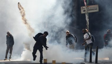 Βολιβία: Βίαιες συγκρούσεις αντικυβερνητικών διαδηλωτών με αστυνομικές δυνάμεις (βίντεο)