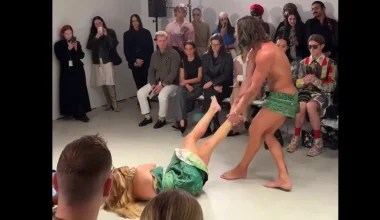 Σίδνεϊ: «Θύελλα» αντιδράσεων προκάλεσε Ελληνοαυστραλός σχεδιαστής – Έβαλε μοντέλο να σέρνει γυναίκα από τα πόδια!