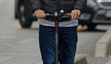 Ακόμα ένα ατύχημα με ηλεκτρικά πατίνια: Ανήλικοι στην Καλαμάτα έστειλαν στο νοσοκομείο γυναίκα που την παρέσυραν