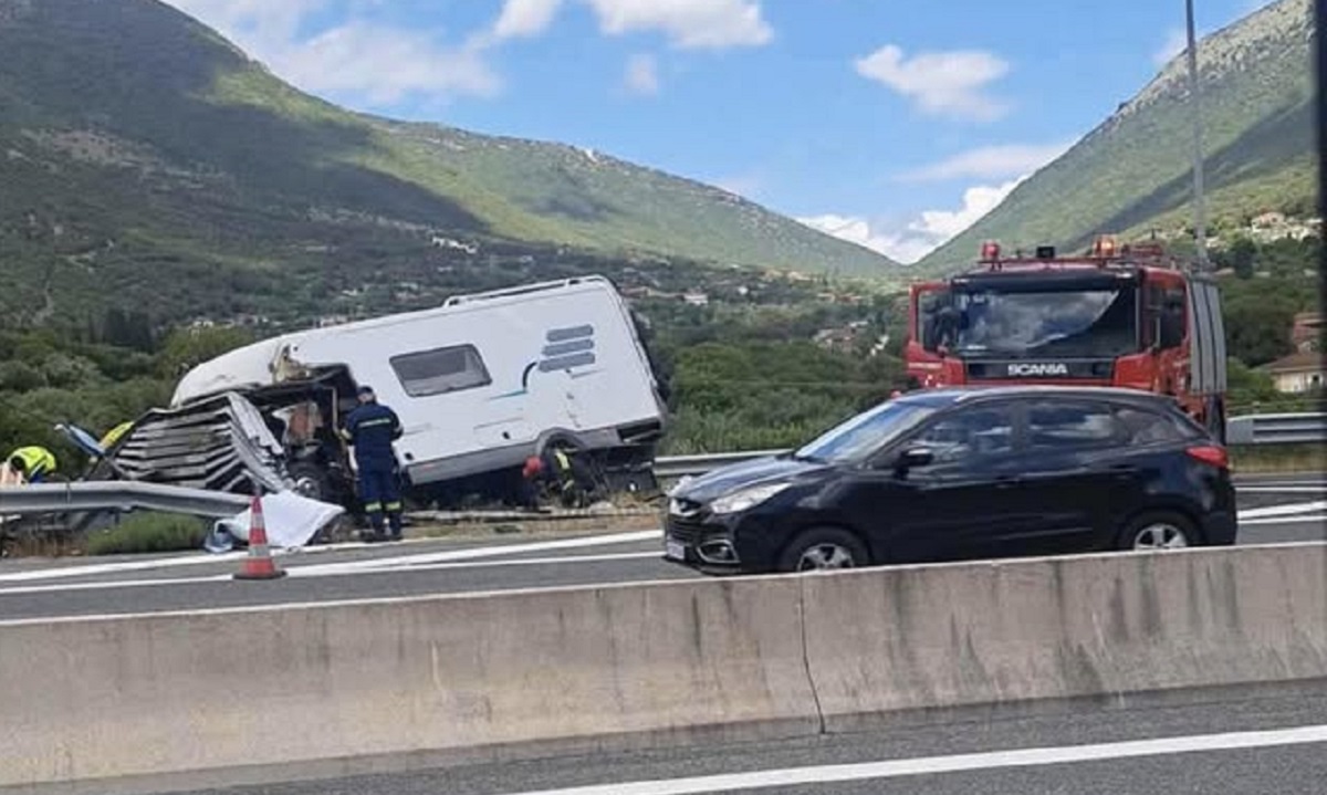 Σοβαρό τροχαίο στην Ιόνια Οδό στο ύψος της Άρτας: Τροχόσπιτο εξετράπη της πορείας του – Τέσσερις τραυματίες