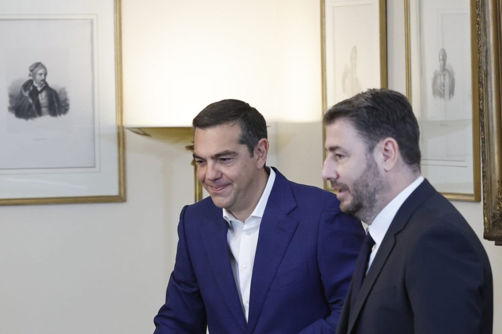 «Ανδρουλάκης ή Τσίπρας»: Το Μαξίμου θέλει και τους δύο αλλά… χωρισμένους
