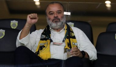 Ν.Ηλιόπουλος: Τραγούδησε τον ύμνο της ΑΕΚ μαζί με μικρούς φιλάθλους έξω από την Allwyn Arena (βίντεο)
