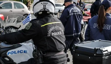 Χειροπέδες σε γονείς στους Αγίους Αναργύρους: Τα τρία παιδιά τους ζούσαν σε άθλιες συνθήκες διαβίωσης