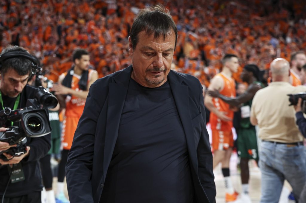 «Τρίζει» η καρέκλα του Ε.Αταμάν: Χάνει τον έλεγχο στα αποδυτήρια του Παναθηναϊκού
