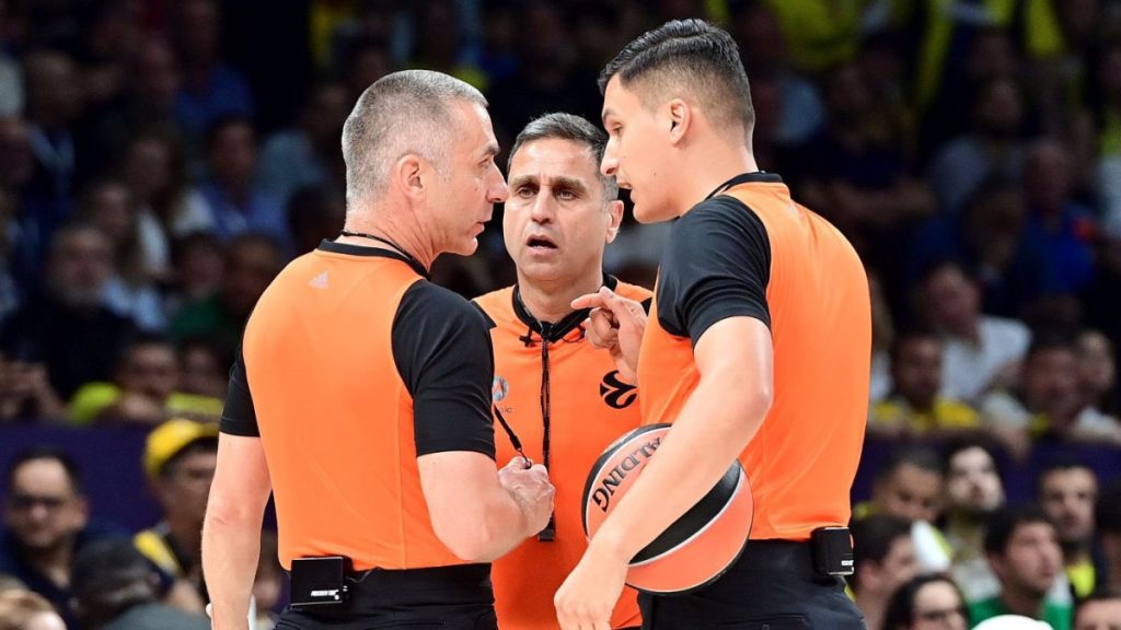 Oι οκτώ διαιτητές που θα σφυρίξουν στο Final Four της Ευρωλίγκας – Ποιοι έμειναν εκτός