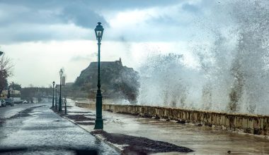 Ισχυροί άνεμοι «σάρωσαν» την Κέρκυρα: Σοβαρές ζημιές στο Δημοτικό Θέατρο (φωτο)