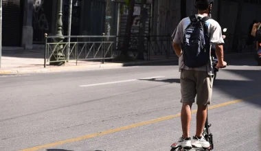 Ο Μιχάλης Χρυσοχοΐδης ανακοίνωσε το τέλος των πατινιών για τους ανήλικους – «Δεν πάει άλλο» (βίντεο)
