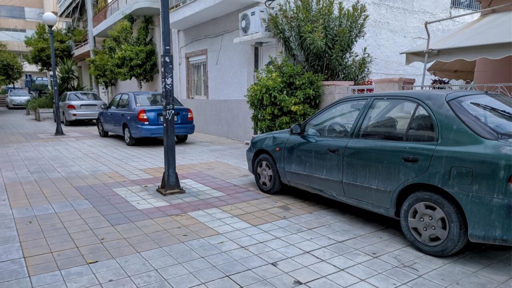 Χειροπέδες σε 60χρονο «παρκαδόρο» για παράνομη στάθμευση οχημάτων σε δημόσιους χώρους με αντίτιμο