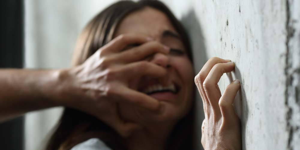 Φρίκη στην Γερμανία: Γυναίκα έπεσε από μπαλκόνι ξενοδοχείου για να γλυτώσει από τις άγριες ορέξεις 5 Μολδαβών