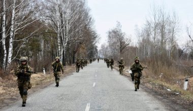 Κίεβο: Άνδρας πήδηξε μέσα σε κανάλι για να γλιτώσει από τους στρατολόγους – Δείτε βίντεο
