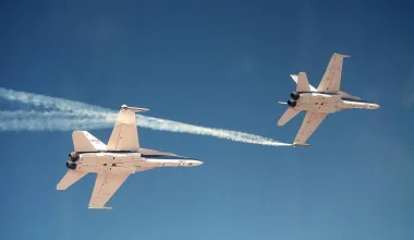 Σοβαρό ατύχημα σε αεροπορική επίδειξη στις ΗΠΑ: Σύγκρουση  μαχητικών Super Hornet  και  Growler στον αέρα