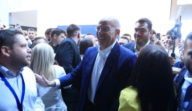 Συνθήματα την στιγμή της είσοδου του Ν.Δένδια στο Συνέδριο της ΝΔ