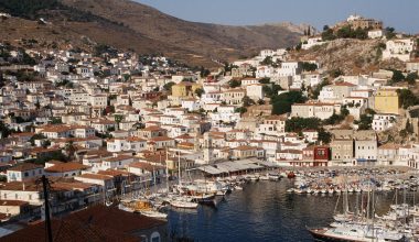 Ύδρα: Μεθυσμένοι Ινδοί και Πακιστανοί  επιτέθηκαν σε αστυνομικούς και προσπάθησαν να εισβάλλουν σε εστιατόριο