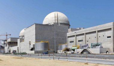 IAEA: «Κανονικά τα επίπεδα ραδιενέργειας στον πυρηνικό σταθμό Barakah μετά την επίθεση με drone»