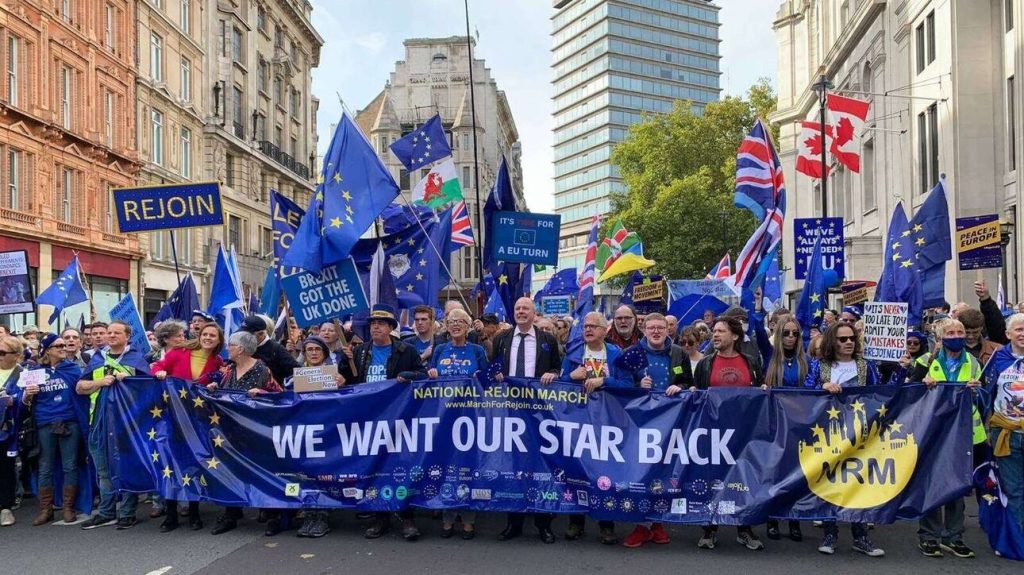 Εντυπωσιακή μεταστροφή των Βρετανών για το Brexit: Ποιοι παίζουν κρίσιμο ρόλο σύμφωνα με δημοσκόπηση