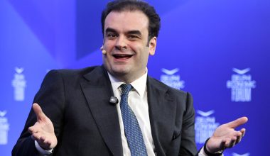 Πλήθος βουλευτών και αυτοδιοικητικών σε χώρο διασκέδασης με τον Κ. Πιερρακάκη