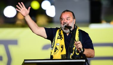 Οι φίλοι της ΑΕΚ αποθέωσαν τον Μάριο Ηλιόπουλο και του ζήτησαν να τραγουδήσει: «Τέλος τα νταβατζιλίκια» (βίντεο)
