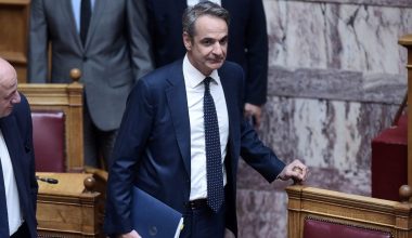 Σήμερα κλείνει το συνέδριο της ΝΔ στις σκιές σκανδάλων, απουσιών και δημοσκοπικής πτώσης